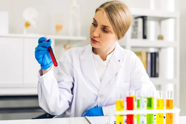 Professionele Wetenschapper Vrouw Onderzoek Het Werken Aan Een Chemisch Experiment — Stockfoto