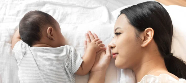 Retrato Disfrutar Del Amor Feliz Familia Asiática Madre Jugando Con —  Fotos de Stock