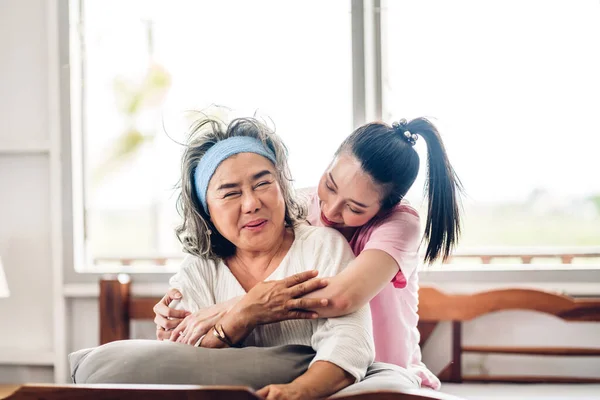 享受快乐爱情的人物形象亚洲家庭年长的成熟母亲和年幼的女儿笑着拥抱 快乐地拥抱在一起 在家里的美好时光 — 图库照片