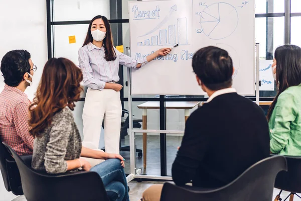 Gruppo Incontri Professionali Presentazione Aziendale Quarantena Coronavirus Indossando Maschera Protettiva — Foto Stock