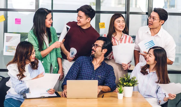 Grupp Professionella Asiatiska Affärsmöte Och Diskutera Med Nya Start Idé — Stockfoto