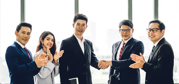 Stellen Sie Sich Zwei Asiatische Geschäftspartner Eleganten Anzug Vor Die — Stockfoto