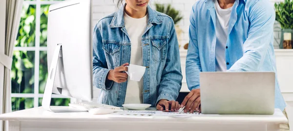 Pareja Asiática Joven Que Relaja Usando Trabajo Computadora Escritorio Reunión —  Fotos de Stock