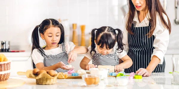 Retrato Disfrutar Del Amor Feliz Familia Asiática Madre Pequeño Niño —  Fotos de Stock