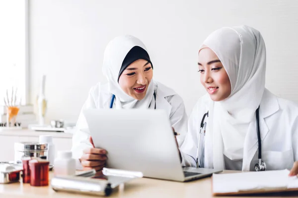 전문적 청진기를 착용하고 책상에 컴퓨터와 병원에서 일하고 있습니다 — 스톡 사진