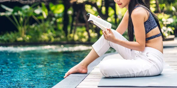 Porträt Der Schönheit Asiatische Frau Lesen Sie Das Papier Buch — Stockfoto