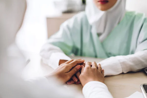 Лікарська Служба Жінок Муслім Допомагає Підтримувати Обговорення Консультації Пацієнткою Муслімом — стокове фото