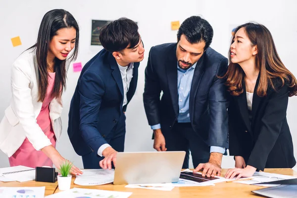 Groep Van Professionele Aziatische Zakelijke Bijeenkomst Het Bespreken Van Strategie — Stockfoto