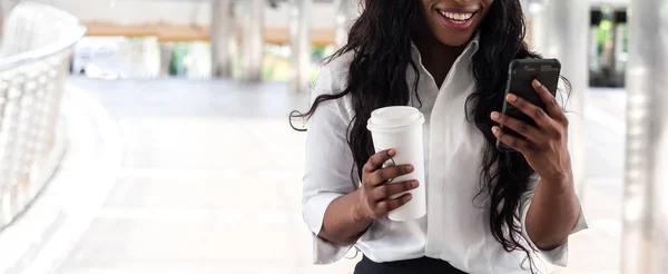 Retrato Sonriente Mujer Negra Afroamericana Feliz Relajante Usando Tecnología Digital — Foto de Stock