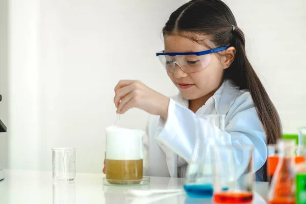 Menina Bonito Estudante Criança Aprendendo Pesquisa Fazendo Experimento Químico Fazer — Fotografia de Stock