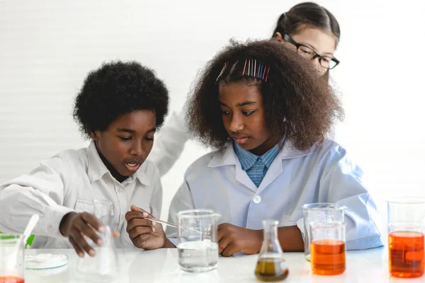 Grupo Adolescente Bonito Pouco Estudante Criança Aprendizagem Pesquisa Fazer Experimento — Fotografia de Stock