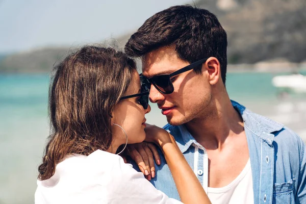 Vacanze Romantiche Amanti Giovane Coppia Felice Abbraccio Piedi Sulla Sabbia — Foto Stock