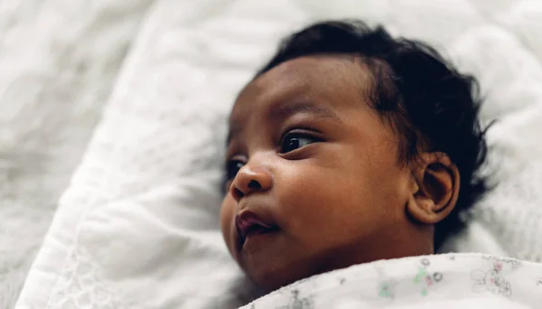 Retrato Lindo Adorable Bebé Afroamericano Pequeño Mirando Dormitorio Blanco — Foto de Stock