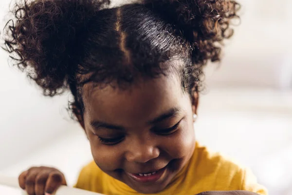 Portré Boldog Mosolygós Kis Gyermek Afro Amerikai Lány Otthon — Stock Fotó