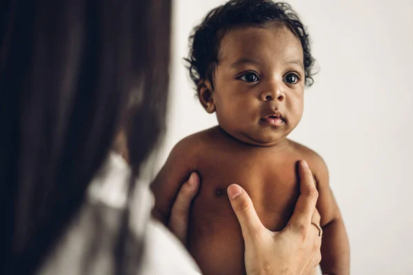 Ritratto Godere Amore Felice Famiglia Afro Americana Madre Giocando Con — Foto Stock