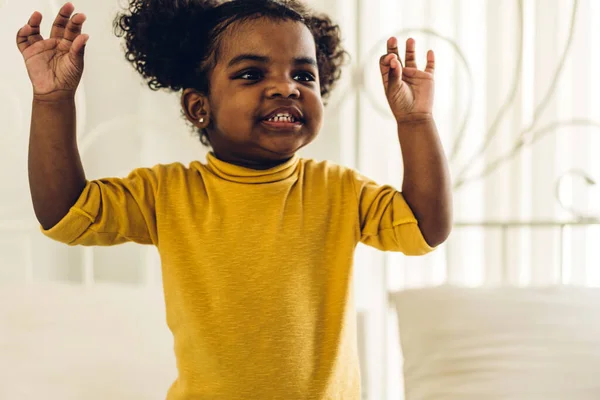 Retrato Feliz Sorrindo Pequena Criança Afro Americana Menina Casa — Fotografia de Stock