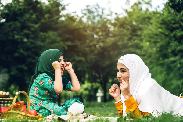 Portrét Šťastné Náboženské Vychutnat Šťastnou Lásku Asijské Rodiny Arabské Muslimské — Stock fotografie