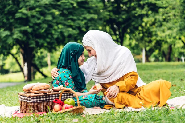 Mutlu Dindar Portresi Mutlu Asyalı Aile Arap Müslüman Anne Tesettürlü — Stok fotoğraf