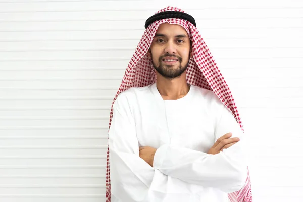 幸せな笑顔ハンサムな中東アラブ男の肖像画伝統的な服で白い壁の背景に立って — ストック写真
