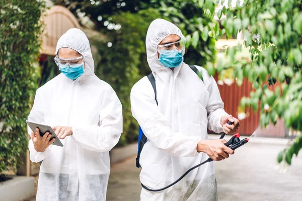 Professionele Teams Voor Desinfectie Werknemer Beschermende Masker Witte Pak Desinfecterende — Stockfoto