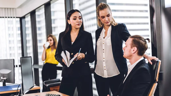 Grupo Reuniones Presentación Negocios Profesionales Discutir Estrategia Con Nuevo Proyecto — Foto de Stock