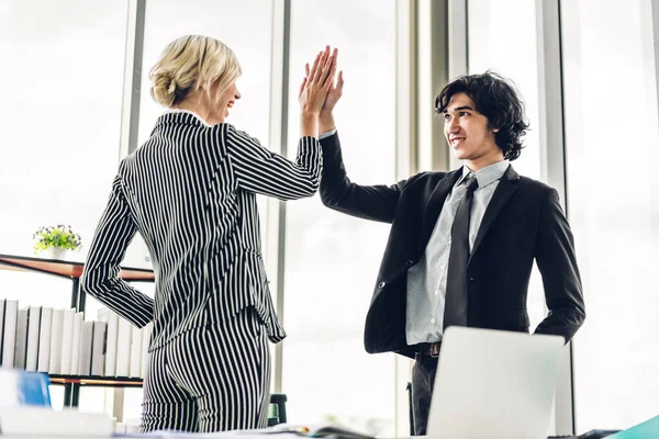 Successo Due Uomini Affari Che Danno Ciao Cinque Insieme — Foto Stock