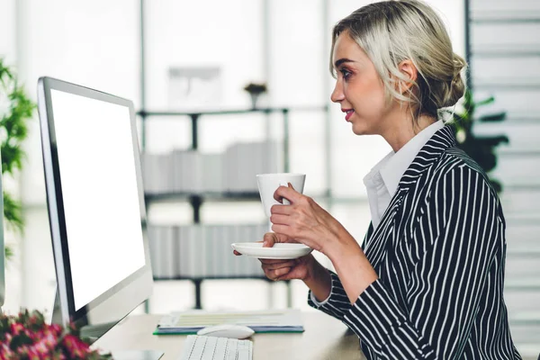 Frau Entspannt Mit Der Technologie Des Desktop Computers Mit Weißen — Stockfoto