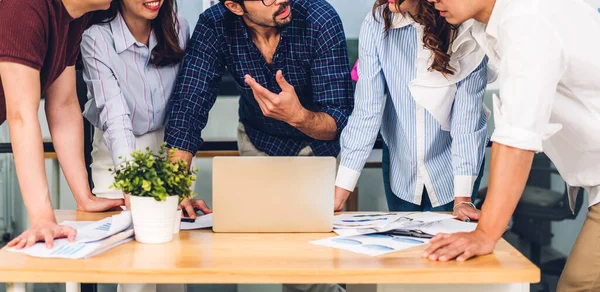 Grupp Professionella Asiatiska Affärsmöte Och Diskutera Strategi Med Nya Start — Stockfoto