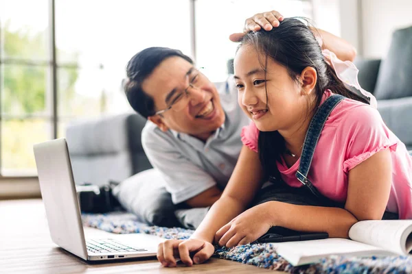 Padre Bambino Asiatico Bambina Apprendimento Guardando Computer Portatile Fare Compiti — Foto Stock