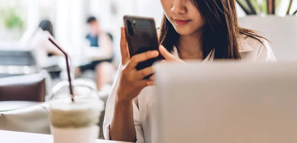 Ritratto Sorridere Felice Bella Donna Asiatica Rilassante Utilizzando Tecnologia Digitale — Foto Stock