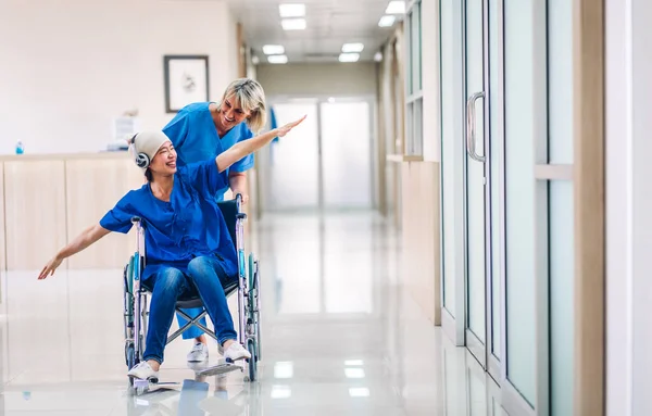 Professionele Arts Met Stethoscoop Uniform Bespreken Dansen Met Gelukkige Patiënte — Stockfoto