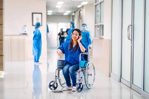 Portret Van Lachende Gelukkige Aziatische Vrouw Patiënt Zittend Rolstoel Kijkend — Stockfoto