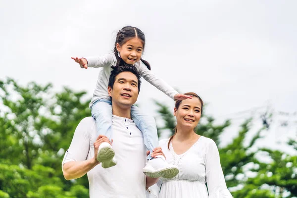 Retrato Disfrutar Del Amor Feliz Familia Asiática Padre Madre Sosteniendo —  Fotos de Stock