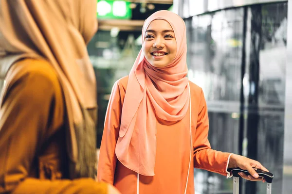 Genç Arkadaş Slami Slamcı Müslüman Kadın Tesettüre Girmiş Moda Mağazasında — Stok fotoğraf