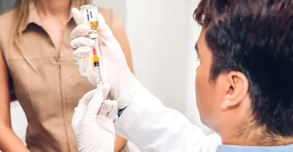 Arzt Medizinischen Schutzhandschuhen Injiziert Einer Patientin Coronavirus Oder Covid Grippe — Stockfoto