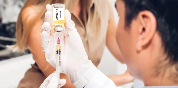 Arzt Medizinischen Schutzhandschuhen Injiziert Einer Patientin Coronavirus Oder Covid Grippe — Stockfoto