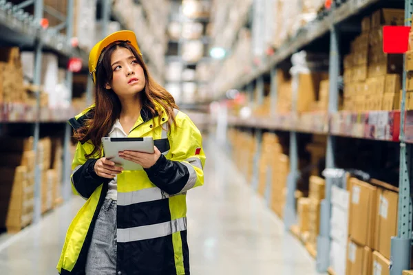 Portret Van Lachende Aziatische Ingenieur Helm Vrouw Bestelgegevens Het Controleren — Stockfoto