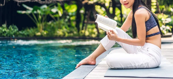 Porträt Der Schönheit Asiatische Frau Lesen Sie Das Papier Buch — Stockfoto