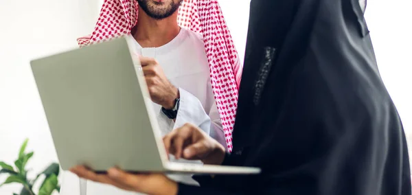 Framgångsrik Grupp Collegue Arab Affärsmän Som Arbetar Med Bärbar Dator — Stockfoto