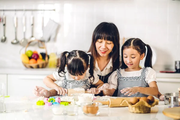 Retrato Disfrutar Del Amor Feliz Familia Asiática Madre Pequeño Niño —  Fotos de Stock