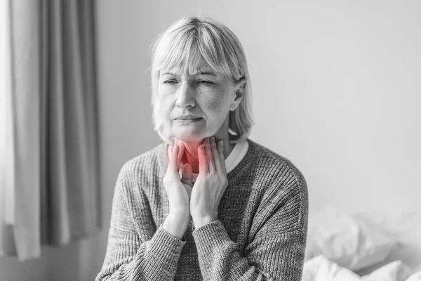 Mujeres Ancianas Adultas Mayores Enfermas Que Tocan Cuello Sintiéndose Mal — Foto de Stock