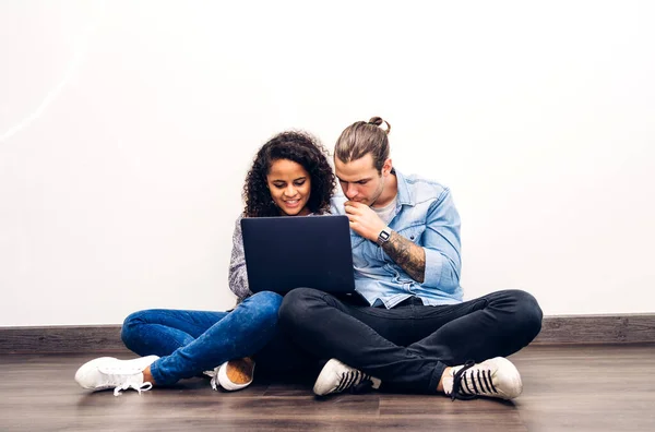 Due Uomini Affari Che Lavorano Discutono Strategia Con Computer Portatile — Foto Stock