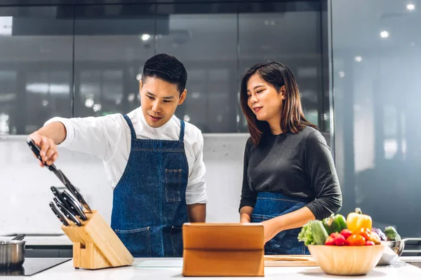 Junges Asiatisches Familienpaar Hat Spaß Beim Gemeinsamen Kochen Mit Frischem — Stockfoto