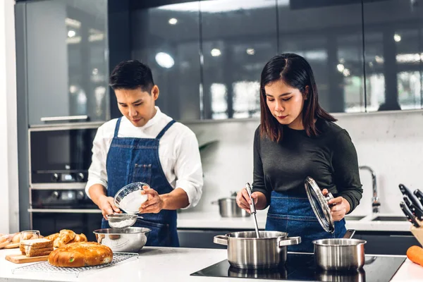 Junges Asiatisches Familienpaar Hat Spaß Herd Stehen Und Zusammen Kochen — Stockfoto