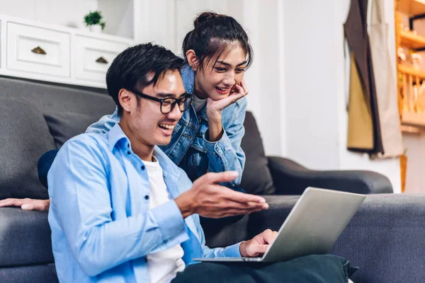 Joven Pareja Asiática Relajante Usando Ordenador Portátil Trabajo Video Conferencia — Foto de Stock