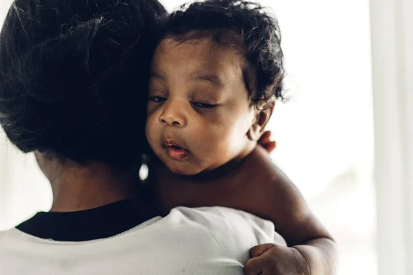 Портрет Щасливої Любові Сім Афроамериканської Матері Яка Грає Чарівною Маленькою — стокове фото