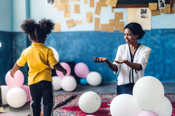 African American Mother Playing Adorable Little African American Girl Home — Stock Photo, Image