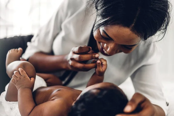 Ritratto Godere Amore Felice Famiglia Afro Americana Madre Giocando Con — Foto Stock