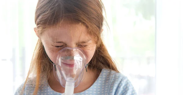 Bonito Pouco Ásia Menina Com Oxigênio Tubo Usando Oxigênio Máscara — Fotografia de Stock