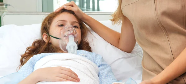 Oksijen Borusu Olan Küçük Tatlı Bir Asyalı Kız Hastanede Yüzünde — Stok fotoğraf